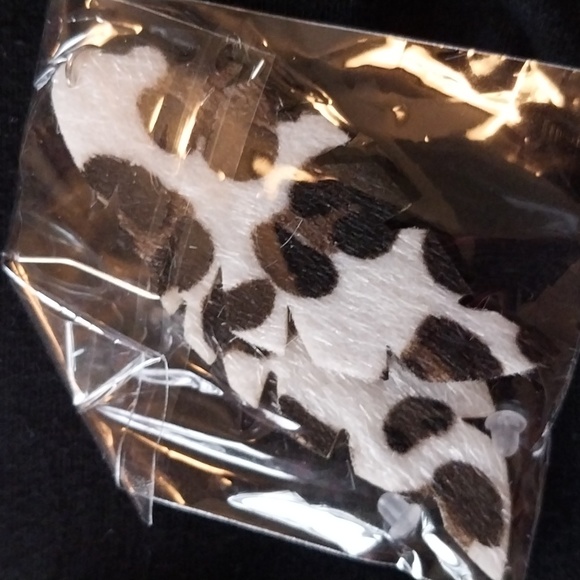 3 pair of felt animal print earrings. New. - Picture 5 of 5